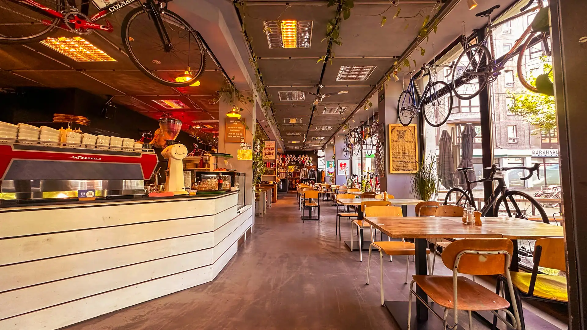 fruehstueck-thebikecafe-innen